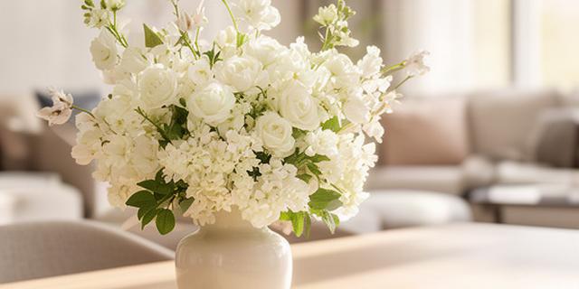 Composizione elegante di fiori bianchi su un tavolo luminoso di casa