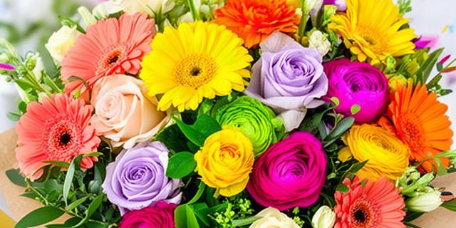 Bouquet colorato di fiori di stagione per una festa di compleanno
